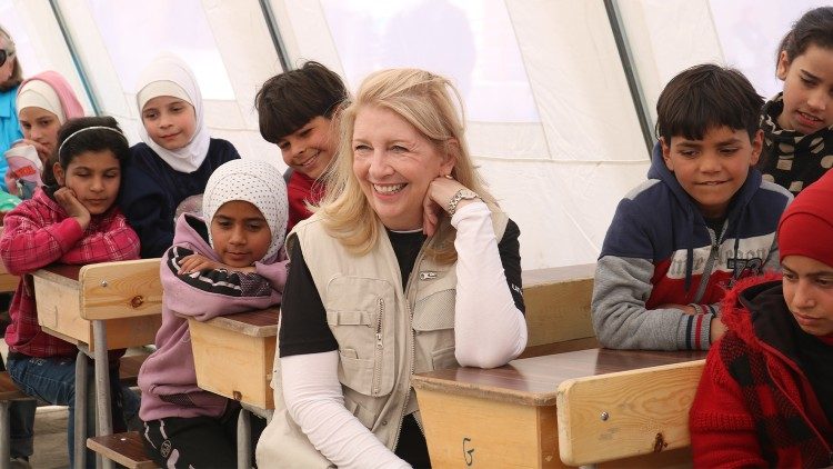 यूनिसेफ की कार्यकारी निदेशक काथरीन रसेल बच्चों के साथ सीरिया में