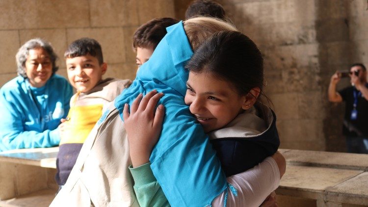 La direttrice dell'Unicef, Catherine Russell, tra i bambini del centro di Aleppo