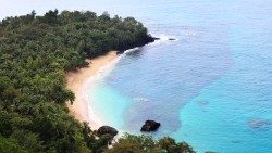 São Tomé-et-Príncipe est composée de deux îles principales couvertes de forêts vierges. 