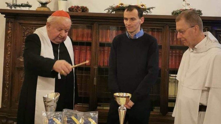 Stanislaw Dziwisz bíboros, krakkói érsek megáldotta az ukrán gyermekeknek szánt ajándékokat