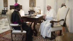 Com o Papa, o secretário do Dicastério para a Evangelização, dom Fortunatus Nwachukwu (Vatican Media)