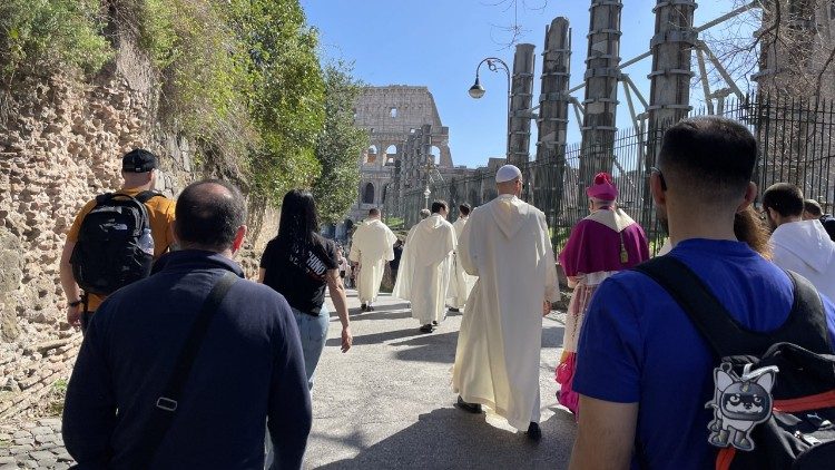 Nach dem Gottestdienst pilgern die Gottesdienstbesucher in Richtung Kolosseum