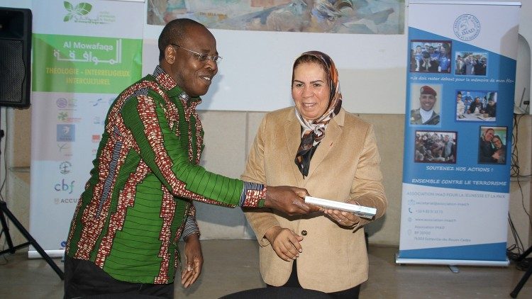 Latifa Ibn Zaten et le directeur de l'institut le pasteur Jean Koulagna le 15 mars dernier