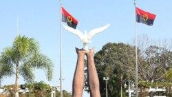 Monumento à paz em Luena, Angola  
