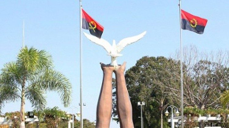 Monumento à paz em Luena, Angola  