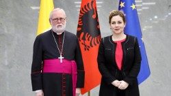 Arcibiskup Gallahger a albánská ministryně zahraničí Olta Xhaçka 
