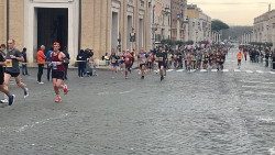 Rzymscy maratończycy na via della Conciliazione w 2023 r. 