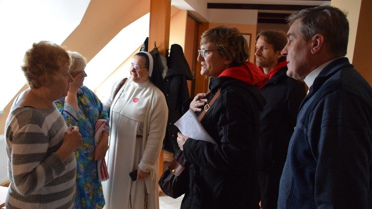 Делегація "Допомоги Церкви в потребі" зустрічається з внутрішньо переміщеними особами у Львові