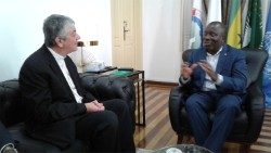 Nuntius Gaspari (hier links im Bild) bei einem Treffen mit dem Politiker Alberto Neto Pereira (rechts) in der Demokratischen Republik São Tomé und Príncipe  