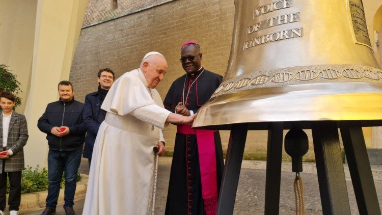 Der päpstliche Segen für die Glocke, die nach Sambia gebracht wird