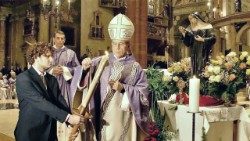 La Fiaccola della Pace e del Perdono di Santa Rita accesa da monsignor Domenico Pompili, vescovo di Verona