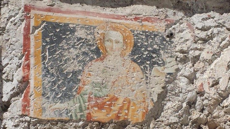 Bild der heiligen Klara in Antrodoco, in der Nähe von Rieti. Es war lange von einer Mauer verdeckt, doch als ein Teil zerbröckelte, tauchte das Bild wieder auf. Hier gab es ein Kloster, das der heiligen Klara geweiht war