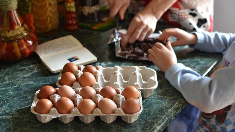 Lavorare in cucina (archivio)