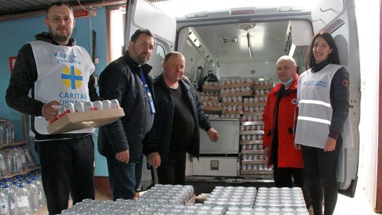 Отець Тарас Павлюс з волонтерами Карітасу Миколаєва