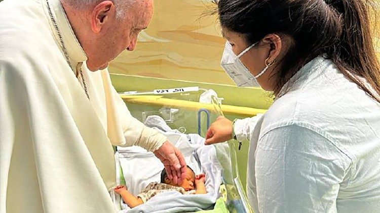 Papst Franziskus tauft den kleinen Miguel Angel