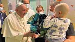 Papież na oddziale onkologii dziecięcej Polikliniki Gemelli