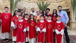 Páscoa no Líbano - Celebração do Domingo de Ramos, dom Khairallah com alguns fiéis (Foto de arquivo)