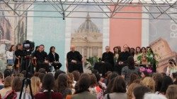 El prelado del Opus Dei, monseñor Fernando Ocáriz junto a los jóvenes universitarios en el encuentro de 2023.