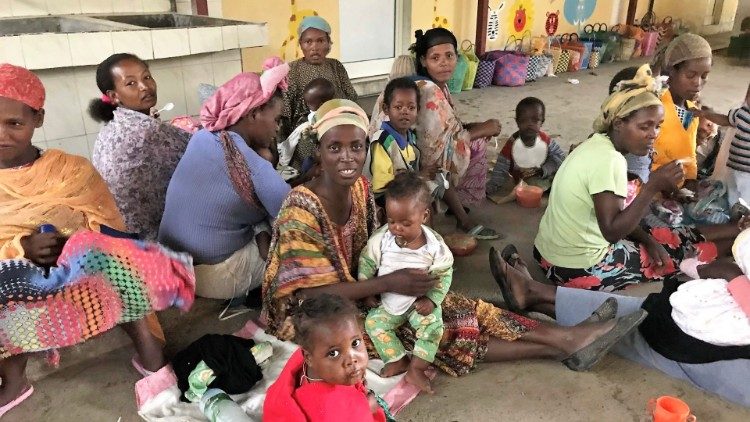 Migrantinnen und Binnenvertriebene mit ihren Kindern in der Mission der Don-Bosco-Schwestern in Zway, Äthiopien