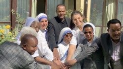 Representantes de congregações religiosas unidas no projeto do Global Solidarity Fund em Adis Abeba para apoiar migrantes, refugiados e pessoas deslocadas internamente. No centro, padre Petros Berga e, à sua esquerda, a irmã Nieves Crespo.