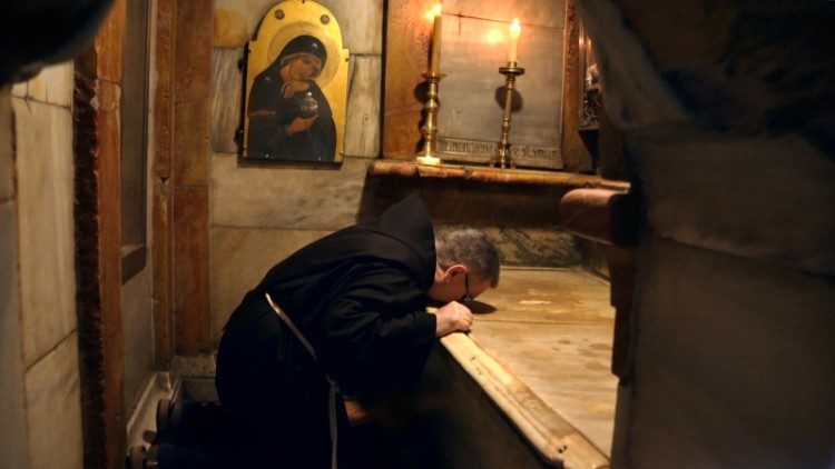 "Vemo, da je pomembno ostati v teh krajih in tukaj moliti, saj spominjajo na skrivnost našega odrešenja. Odrešenje je dramatično dejstvo, ki je našega Gospoda Jezusa Kristusa stalo življenje. Zato smo poklicani, da mu sledimo kot učenci, tudi sredi težav."