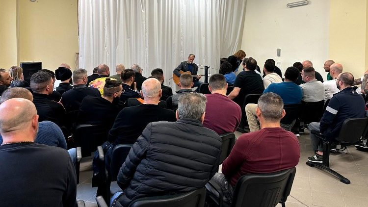 Un momento della giornata di festa nel carcere di Ariano Irpino