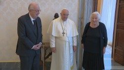 Das ehemalige belgische Königspaar während der Privataudienz bei Papst Franziskus