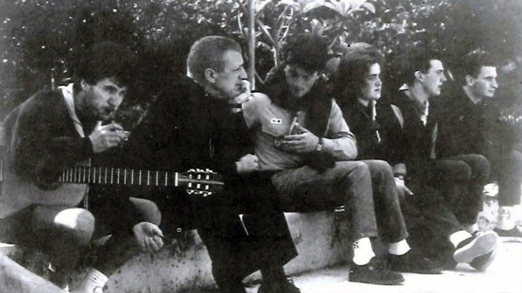  Дон Таніна Бэла з маладымі скаўтамі