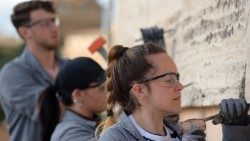 Auszubildende der Kunstgewerbe-Schule am Petersdom bei der Arbeit (19. April 2023)