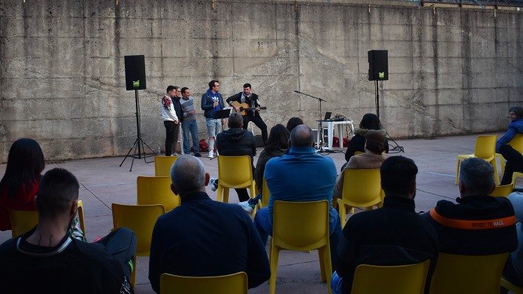 Un momento del concerto di Giovanni Formentini nel carcere di Varese