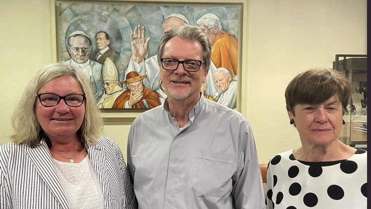 V.l: Lisa Keilmann (Geistliche Bundesbeirätin), Erhard Bechtold (stv. Geistlicher Bundesbeirat) und Elsbeth Beha (Präsidentin) des DJK am 24.4.2023 bei Radio Vatikan 