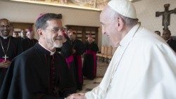 Dom Luiz Fernando Lisboa com o Papa Francisco em visita ad Limina no Vaticano, em 2022