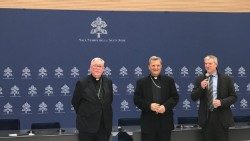 Na slici s lijeva: glavni izvjestitelj Sinode, kardinal Jean-Claude Hollerich, glavni tajnik Tajništva Sinode, kardinal Mario Grech i ravnatelj Tiskovnog ureda Svete Stolice Matteo Bruni