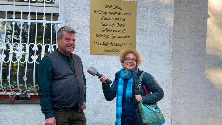 Inotay György, der den Papstbesuch im Strattmann-Institut organisiert, beim Interview mit Stefanie Stahlhofen