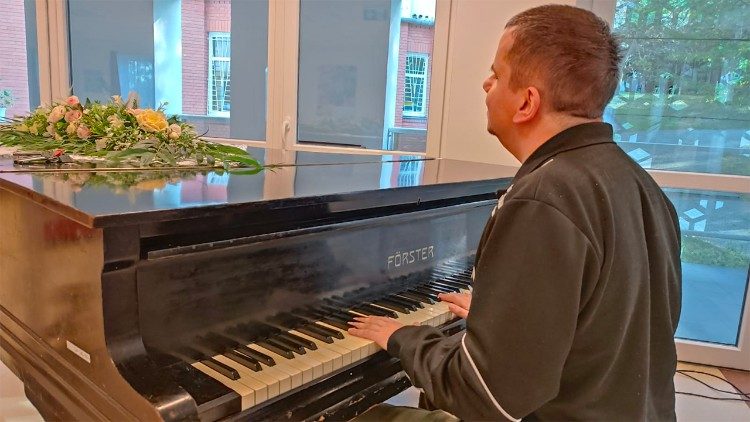 Újfalusi Zoltán wird für Papst Franziskus spielen