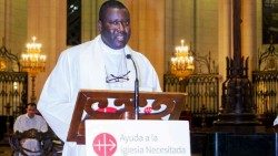 P. Wenceslao Belem berichtete bei einem Treffen von Kirche in Not (ACN) in Spanien, hier ist er bei einem Gottesdienst zu sehen (Foto: ACN)