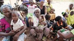 Geflüchtete Frauen und ihre Kinder in Burkina Faso