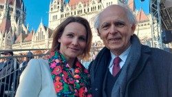 János Czifra und Judit Vizy, die im Chor singt