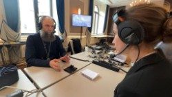 Monseñor Fülöp Kocsis, metropolita de Hajdudorog, en el estudio de Radio Vaticano - Vatican News en Budapest 