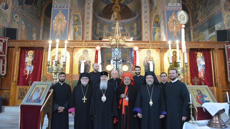 2023.05.02 Atene: Patriarca Minassian visita chiese cattoliche Latina e Bizantina