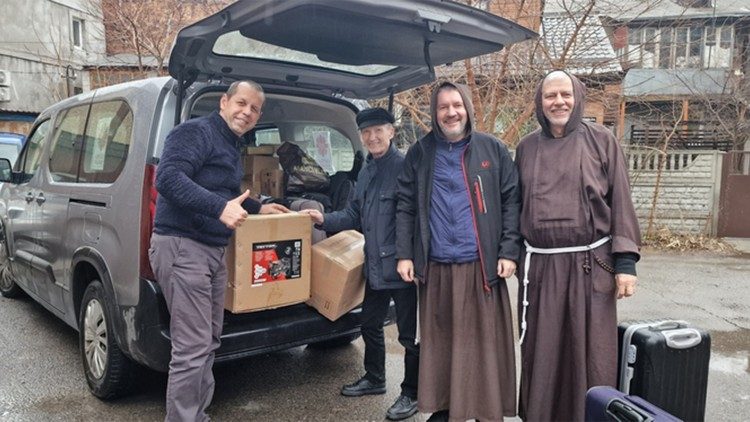Padre Luca Bovio (a sin.) con un carico di aiuti per l'Ucraina