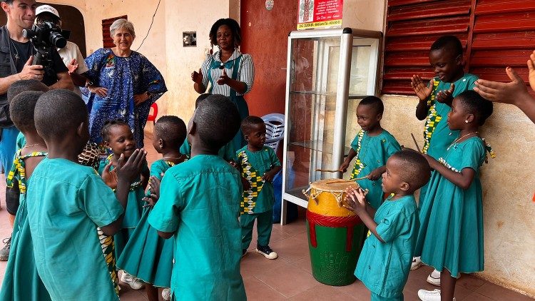  Während der Dreharbeiten im Waisenhaus, das von Dorcas Fleur Kpodo gegründet wurde