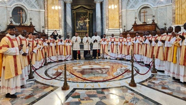  Diáconos na sacristia da Basílica de São Pedro, no Vaticano