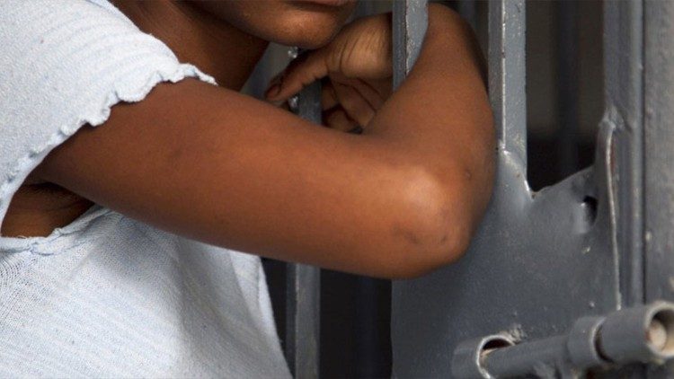 Hinter Gitter kommen in Nigeria vermehrt auch Kirchenleute, die die Regierung kritisch sehen