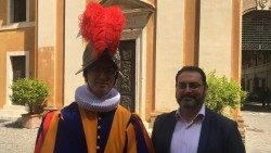 Unser Redakteur Mario Galgano auf "Schnupperbesuch" bei einem Schweizergardisten