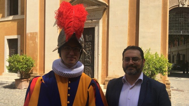 Unser Redakteur Mario Galgano auf "Schnupperbesuch" bei einem Schweizergardisten