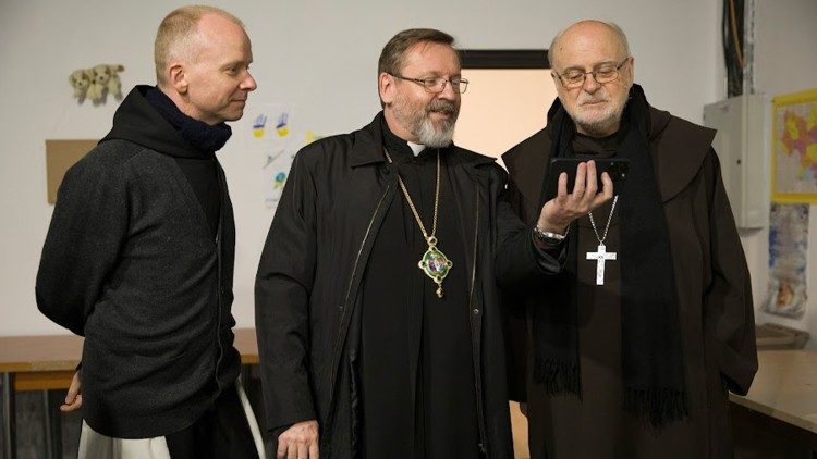 Großerzbischof Schewtschuk von Kyiv mit Bischof Varden (links) und Kardinal Arborelius (rechts)