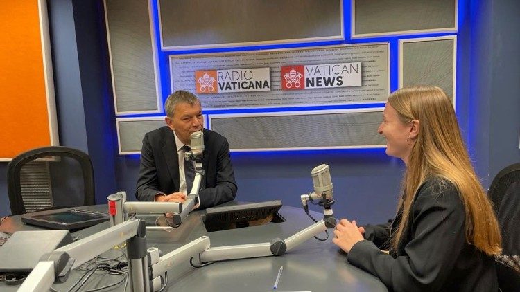 Mwandishi wa habari wa Vatican akihojiana na Kamishna Mkuu wa UNRWA