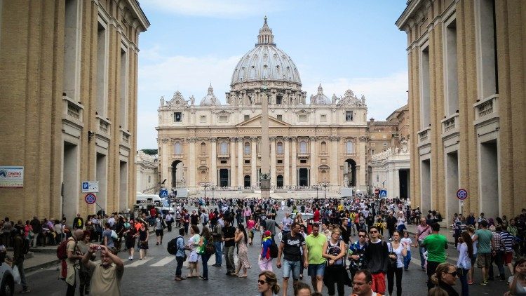 Ilustračná snímka: Turisti a pútnici na Via Conciliazione pri Vatikáne