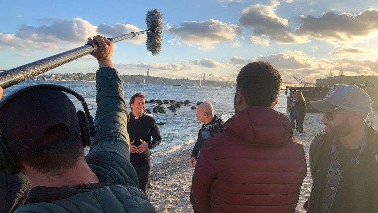 Don Davide Banzato sul set della trasmissione "I Viaggi del Cuore"
